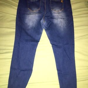 Ripped knee Jeans